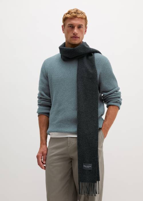 écharpe Dark Grey Melange porté sur le mannequin