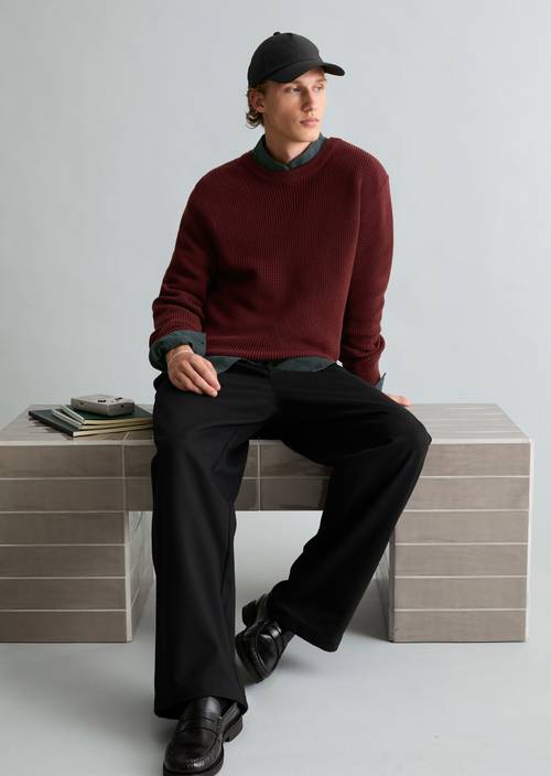 Pull coupe classique Burgundy en vue de face