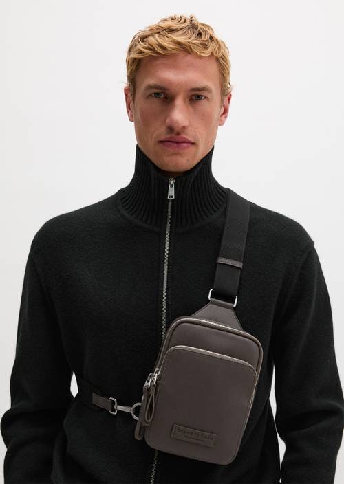 Umhängetasche Model Model Fredrik Dark Nickle getragen am Model