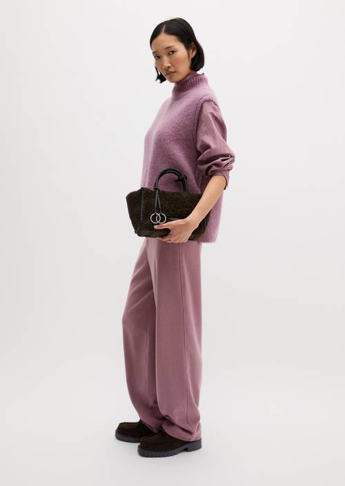 Schoudertas model Gladys Burnt Coffee gedragen door model