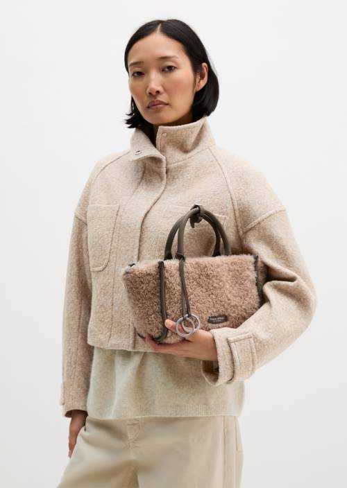 Schoudertas model Gladys Chalky Mauve gedragen door model