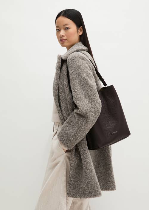 Hobo Bag Model Brinja medium Burnt Coffee getragen am Model