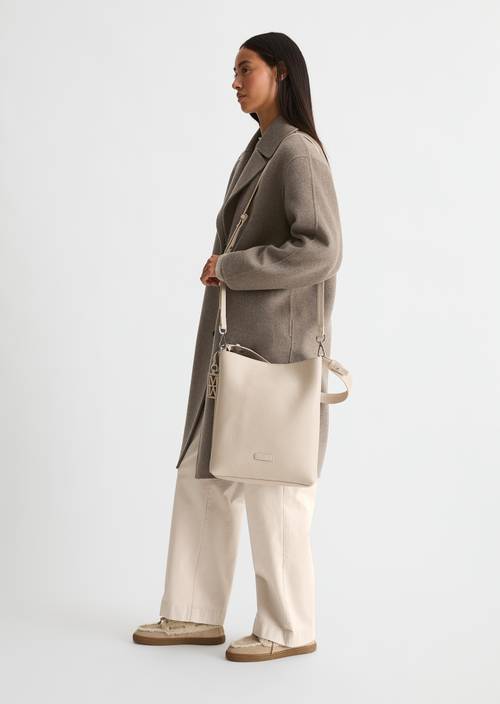 Sac Hobo modèle Brinja, taille moyenne Natural porté sur le mannequin