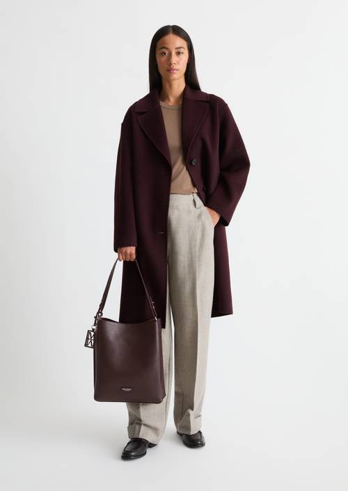 Taška typu „hobo“ model Brinja, střední velikost Black Cherry nošeno na modelu