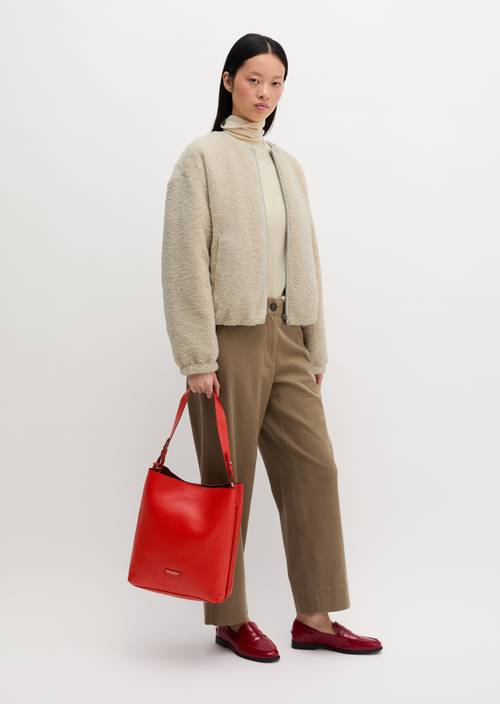 Hobo Bag Model Brinja medium Shiny Red getragen am Model