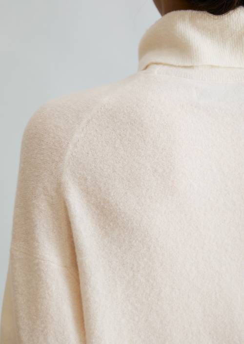 Pull à col roulé ample Creamy White en vue détaillée