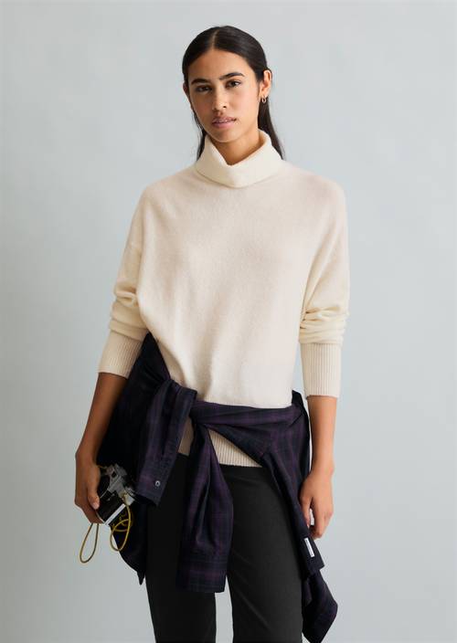 Pull à col roulé ample Creamy White en vue de face