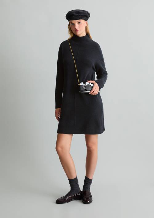 Strickkleid oversize Black Melange in Frontalansicht
