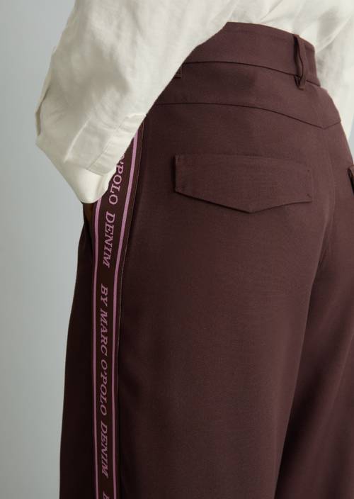 Pantalon avec bandeau logo large Espresso Brown en vue détaillée