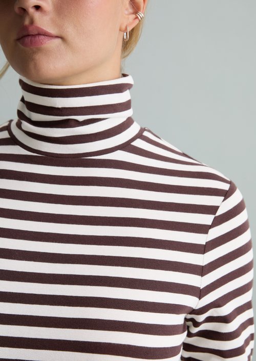 Slim-Fit Long-Sleeve Turtleneck — Dark Brown