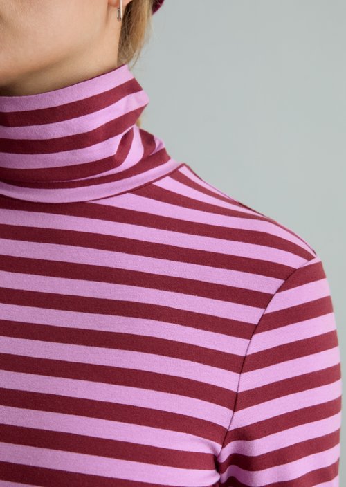 Slim-Fit Long-Sleeve Turtleneck — Dark Red