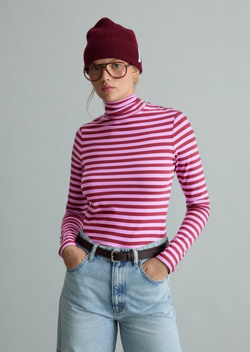 Slim-Fit Long-Sleeve Turtleneck — Dark Red