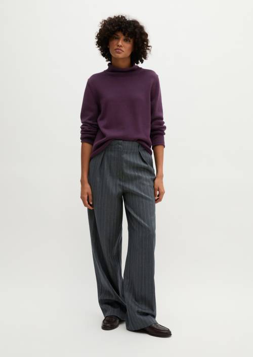 Rollkragenpullover slim regular Pure Plum in Frontalansicht