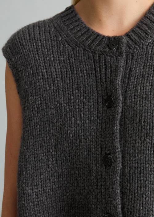 Krátký kardigan bez rukávů Dark Grey Melange v detailním pohledu