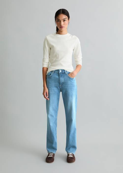 Jeans Model Olina straight Medium Blue in Frontalansicht
