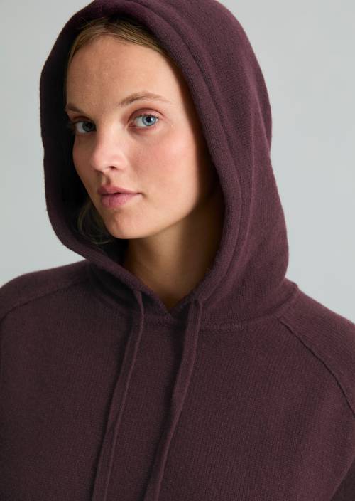 Relaxte gebreide hoodie Rhubarb Jam in detailaanzicht