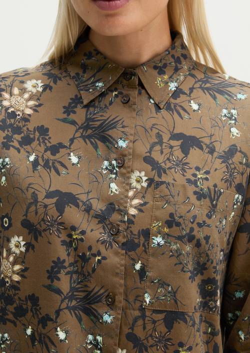 Volná blůza s potiskem Medium Brown v detailním pohledu