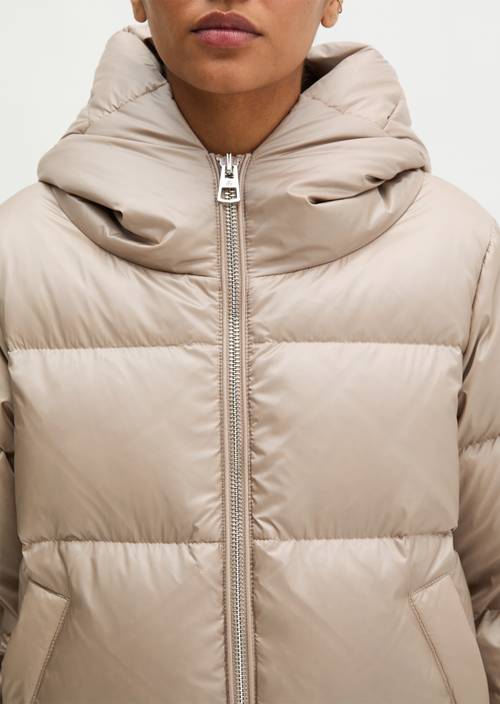 Péřová bunda, střih regular Chalky Mauve v detailním pohledu