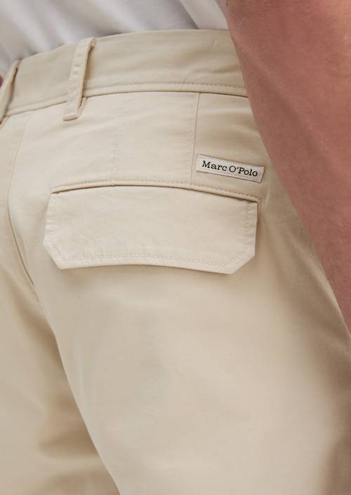 Chino Model Osby tapered Grey Silk in Detailansicht