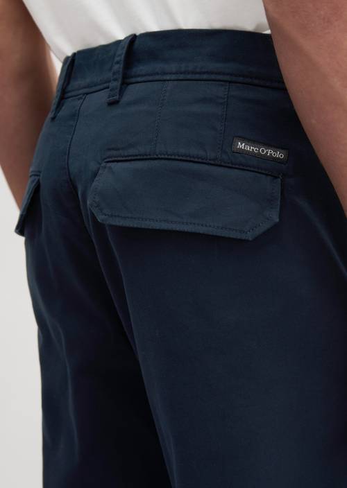 Chino Model Osby tapered Dark Navy in Detailansicht