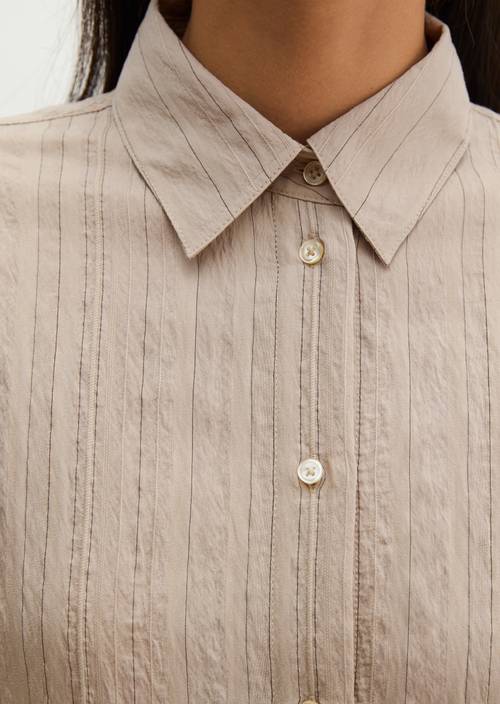 Crinkle-Bluse relaxed Light Beige in Detailansicht