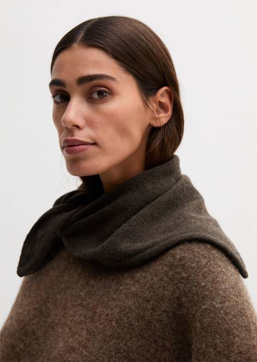 Écharpe triangulaire Stone Brown Melange porté sur le mannequin
