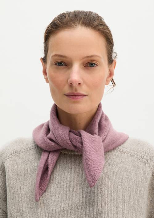 Écharpe triangulaire Gentle Mauve porté sur le mannequin