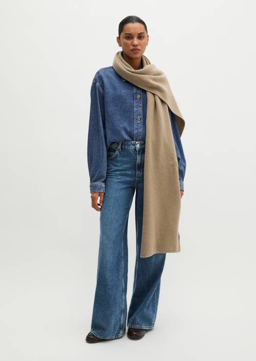 Strickschal Earthy Taupe getragen am Model