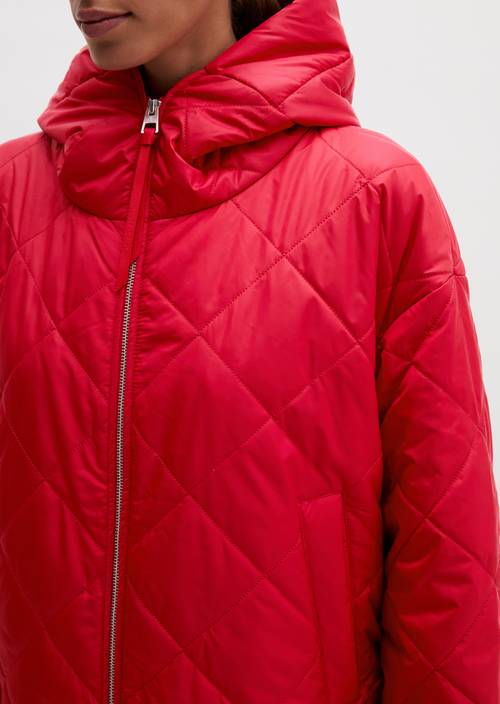Relaxed gewatteerd jack met capuchon Sunny Red in detailaanzicht