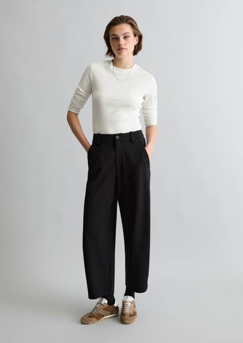 Pantalon en jersey coupe « barrel », modèle Kajsa, version courte Black en vue de face