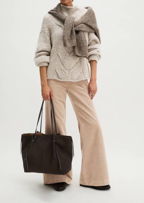 Sac cabas modèle Sili Burnt Coffee porté sur le mannequin