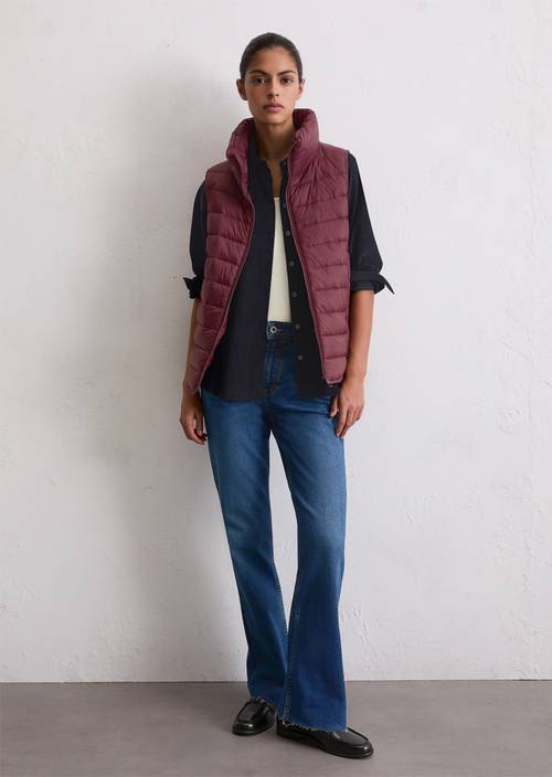 Chaleco ligero acolchado entallado con materiales reciclados