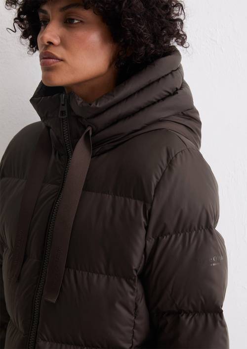 Hooded down coat shaped with water-repellent surface brown
