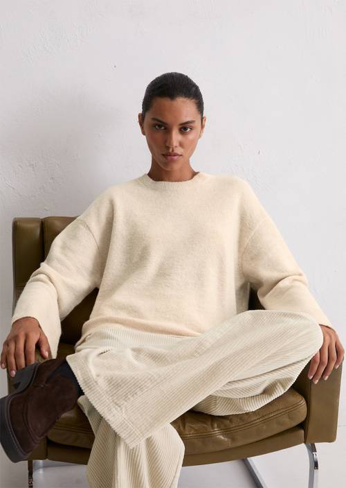 Sweater loose made from a virgin wool/alpaca wool mix beige