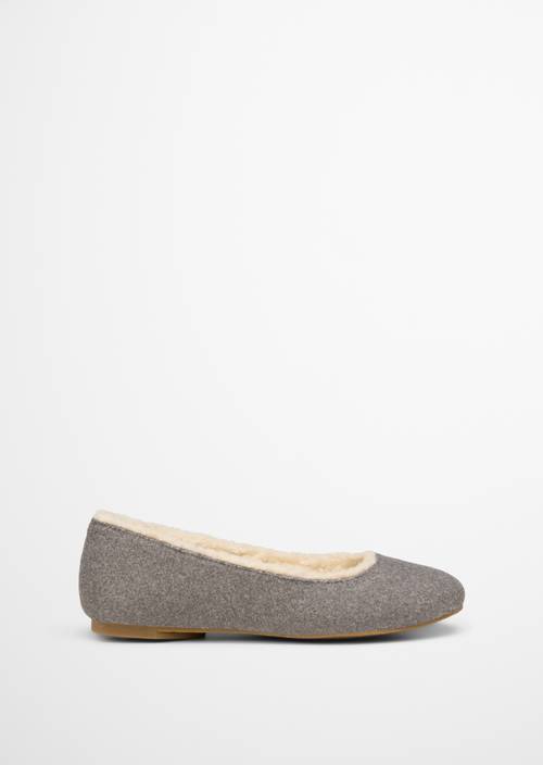 Ballerina slippers light grey right shoe outer view