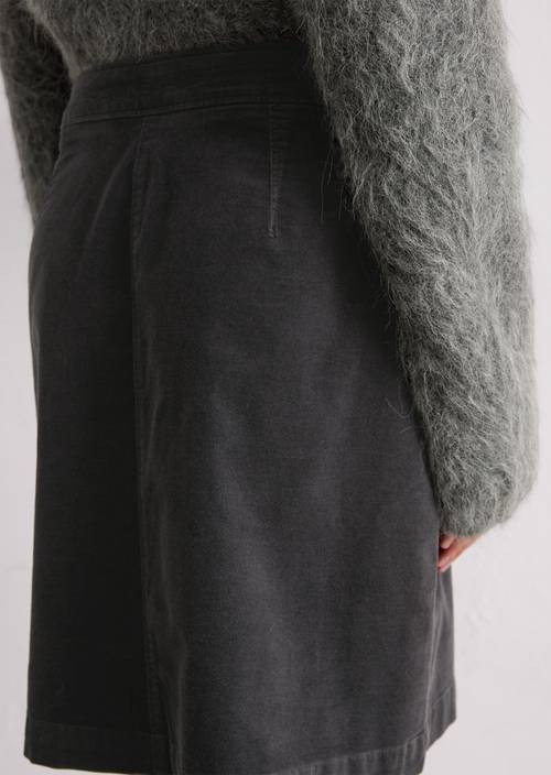 Short velvet skirt made from organic cotton-viscose stretch gray