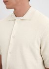 Regular knit bowling shirt with a fluffy texture - brown
