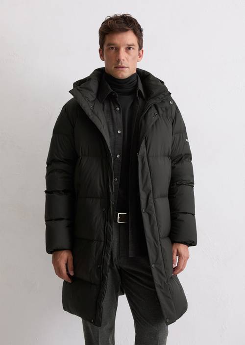 Abrigo de plumón regular con capucha generosa