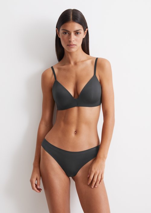 String — Black