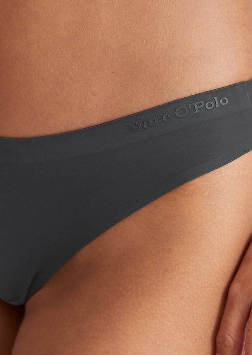 String — Black