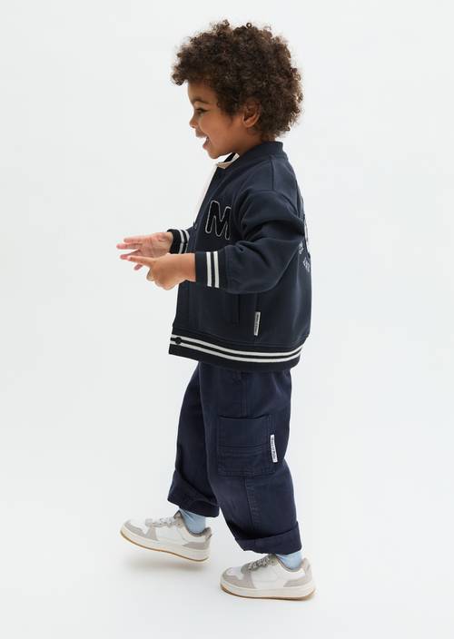 KIDS-BOYS Sweat-Collegejacke Dark Navy getragen am Model