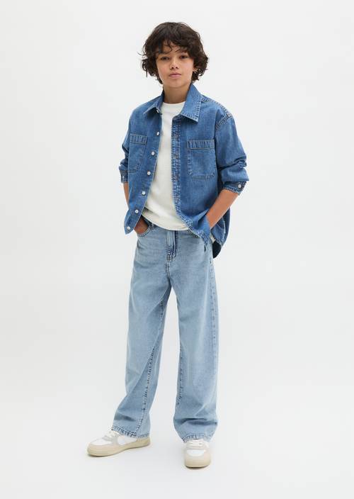 TEENS-BOYS denim overhemd Light Blue Denim gedragen door model