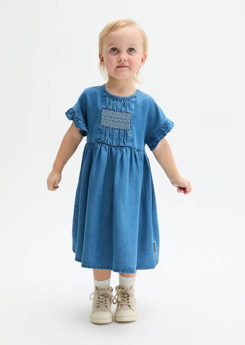 KIDS-GIDS jurk Mid Blue Denim gedragen door model