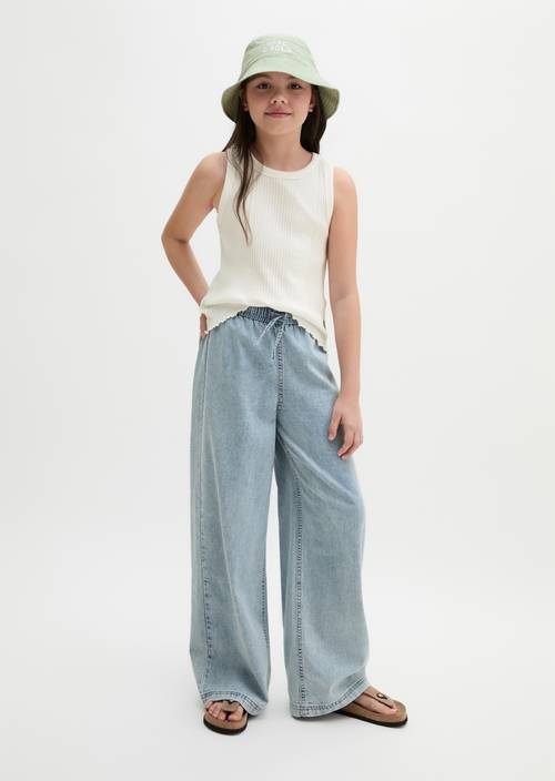 TEENS-GIRLS Top White Cotton llevado por el modelo