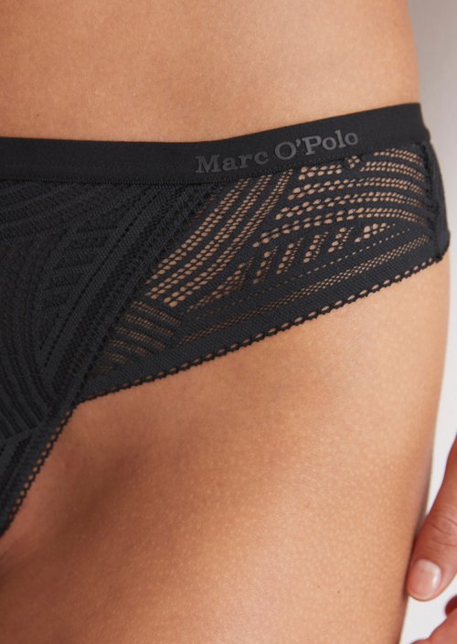 String — Black