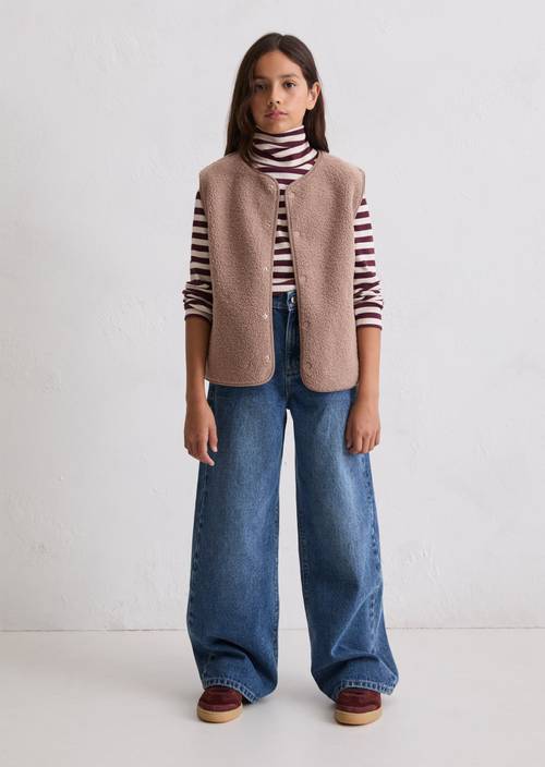 TEENS-GIRLS Teddyweste Aubergine Red getragen am Model