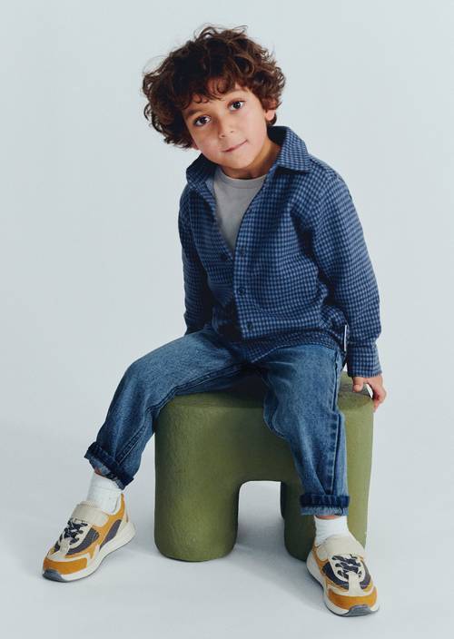 KIDS- BOYS Jeans Mid Blue Denim getragen am Model