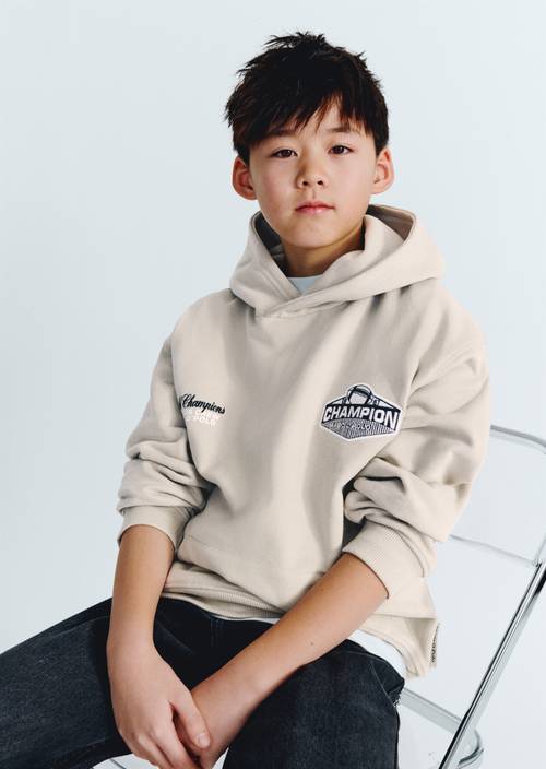 Sweat à capuche TEENS-BOYS Gray Silk porté sur le mannequin