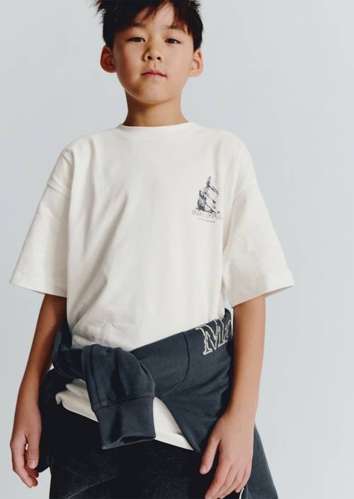 Tričko TEENS-BOYS White Cotton nošeno na modelu