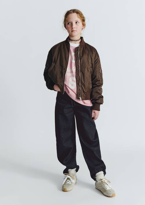 TEENS – DÍVČÍ džíny Dark Blue Denim nošeno na modelu